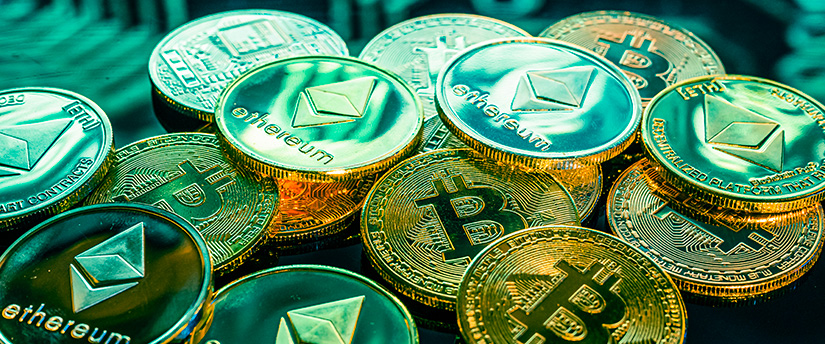 Moedas Bitcoin e Ethereum, emblemáticas dos CFD de criptomoeda disponíveis para negociação.