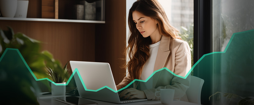 Una mujer en un escritorio con un ordenador portátil, analizando un gráfico ascendente, dedicada al popular comercio de divisas.