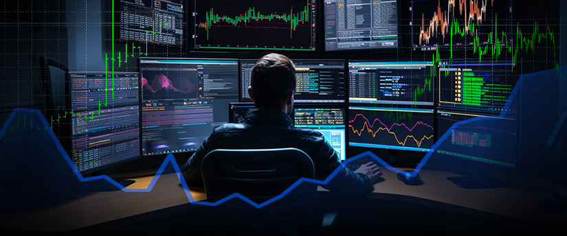 Un trader expérimenté et compétent analysant des données boursières sur plusieurs écrans à son bureau.