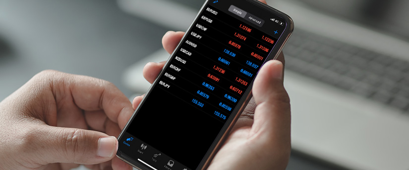 Instrucciones visuales para navegar por la aplicación de mercado de divisas en iPhone utilizando la plataforma MT4
